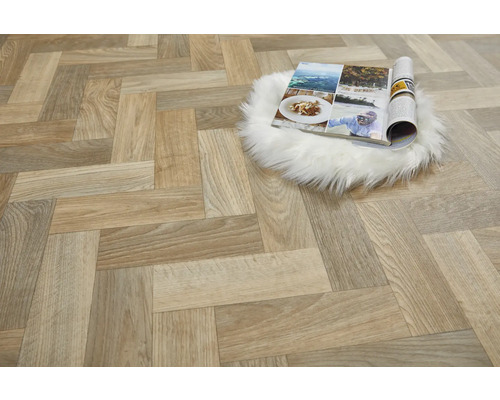 Položená podlaha ve vzoru rybí kosti a otevřený časopis na kožešinovém koberci