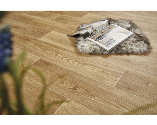 Položená podlaha s dřevěným vzhledem, na ní časopis a kožešinový koberec