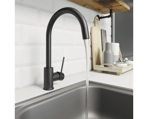 Kuchyňská baterie s tekoucí vodou v dřezu