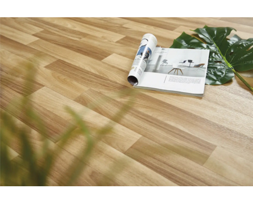 Detail podlahy s dekorem dřeva, časopisu a listu