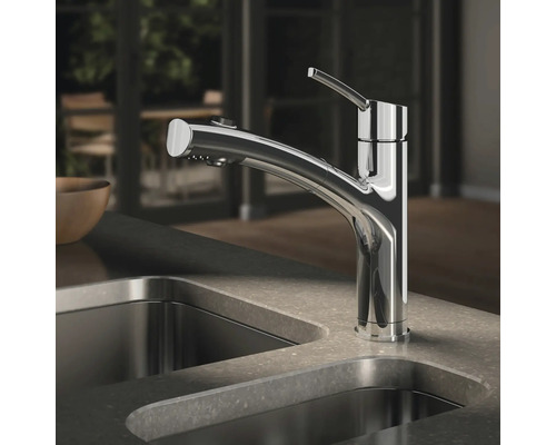 Kuchyňská baterie z kovu vedle dřezu