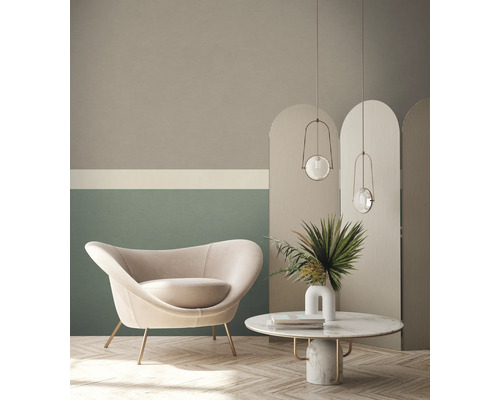 Světlý obývací pokoj s křeslem, konferenčním stolkem, dekorací a závěsnými svítidly