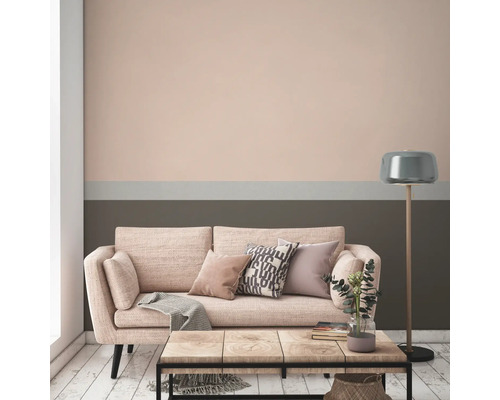 Obývací pokoj s pohovkou, stolem a stojací lampou před zdí s nátěrem