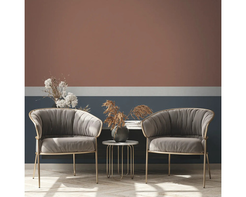 Dvě křesla se stolem a dekorativními předměty v obývacím pokoji.