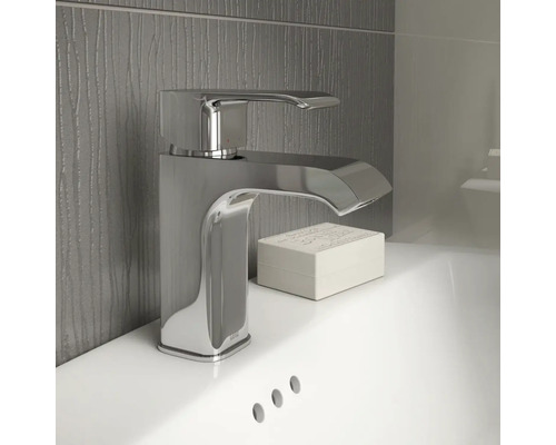 Lesklá umyvadlová baterie z kovu na umyvadle