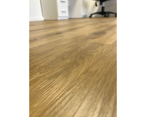 Detail laminátové podlahy v kanceláři