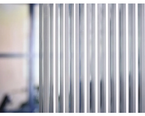 Detail svislých profilů sprchové stěny
