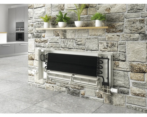 Nástěnné topení v moderním pokoji s kamenným obkladem stěn a policemi