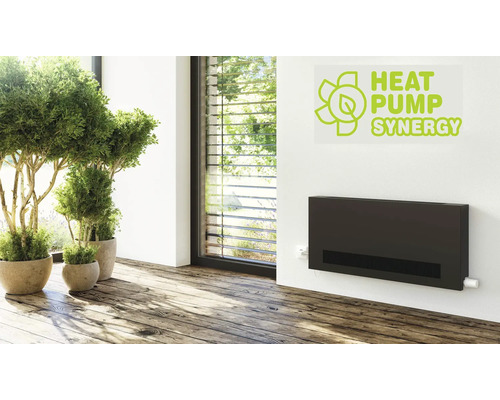 Obývací pokoj s nástěnným topením, rostlinami a logem Heat Pump Synergy