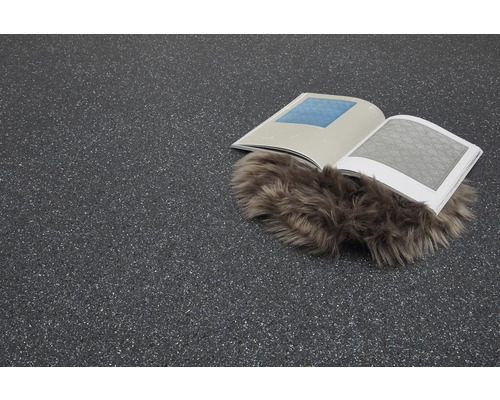 Podlahová krytina s otevřenou knihou a kožešinovým kobercem