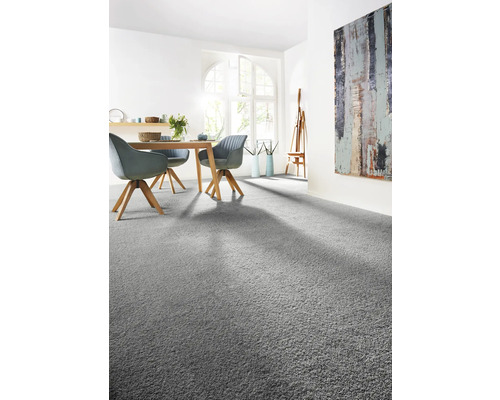 Šedý koberec ve světlé jídelně s jídelním stolem a židlemi