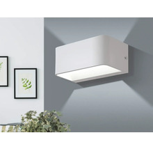 Bílé nástěnné svítidlo do interiéru