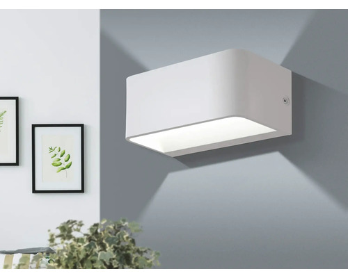 Bílé nástěnné svítidlo do interiéru