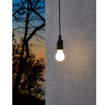 Závěsná lampa se žárovkou před zdí