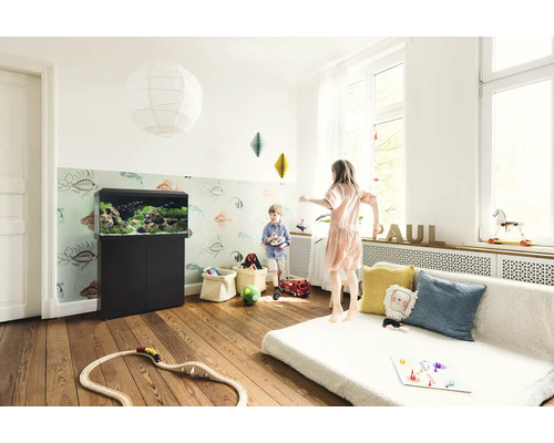 Dětský pokoj s akváriem na skříňce, dekorace a hračky