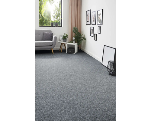 Obývací pokoj se šedým kobercem, pohovkou a dekoracemi