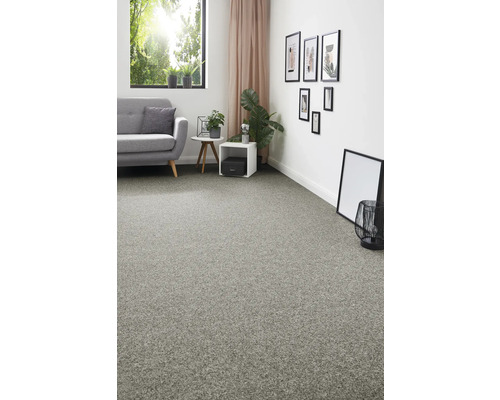 Obývací pokoj s kobercem, pohovkou, odkládacími stolky a nástěnnou dekorací