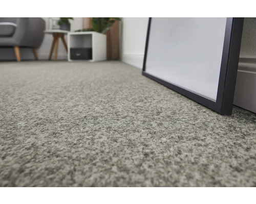 Detail světlého koberce v obývacím pokoji.