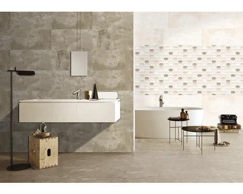 Moderní koupelna s umyvadlem, vanou a obklady s betonovým vzhledem