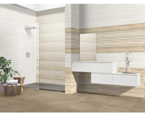 Světlá koupelna se sprchou, umyvadlem a obkladem stěn s dřevěným vzhledem