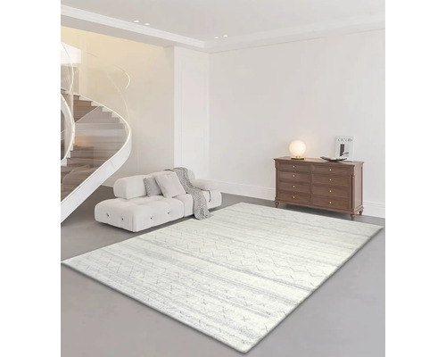 Obývací pokoj s pohovkou, komodou a světlým vzorovaným kobercem