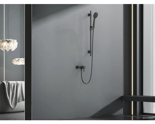 Moderní koupelna s sprchovou baterií, vanou a dekorativními lampami