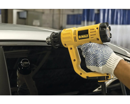 Horkovzdušná pistole DeWalt se používá k nanášení fólie na okno automobilu