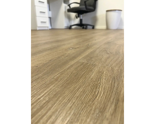 Kancelář s laminátovou podlahou se vzhledem dřeva, kancelářská židle a stůl