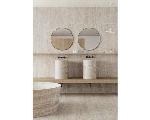 Koupelna se dvěma kulatými zrcadly, dvěma umyvadly a vanou