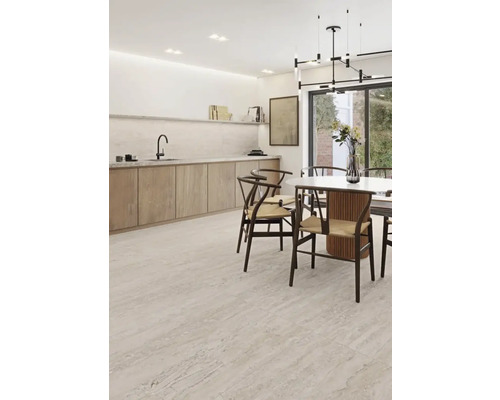 Světlá místnost s jídelním stolem, židlemi a dlážděnou podlahou.