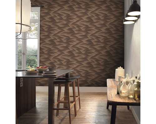 Obytný prostor s hnědou tapetou se zvlněným vzorem, kuchyňským stolem a dřevěnou podlahou