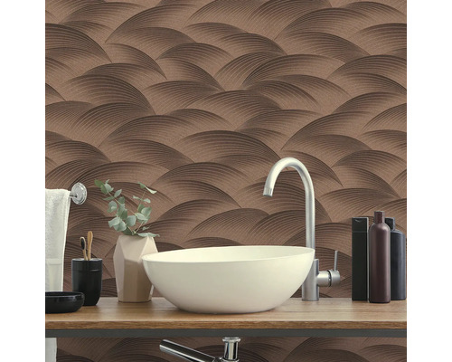 Koupelna s umyvadlem a vzorovanou tapetou