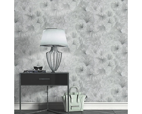 Scéna s vzorovanými tapetami, nočním stolkem, lampou, kabelkou a doplňky