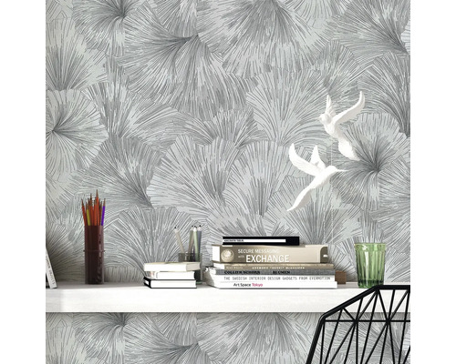 Scéna s tapetou se vzorem, stolem a dekoracemi