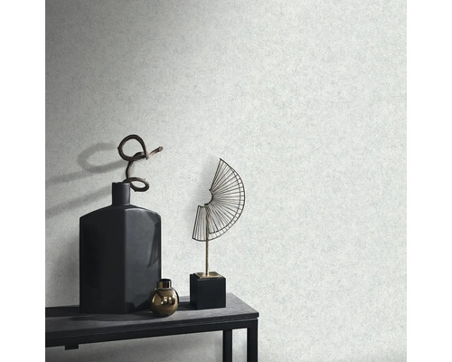 Dekorativní tapeta s ornamenty, vázami a dekoracemi na stole.