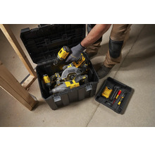 Otevřený černý box na nářadí s různým nářadím a příslušenstvím