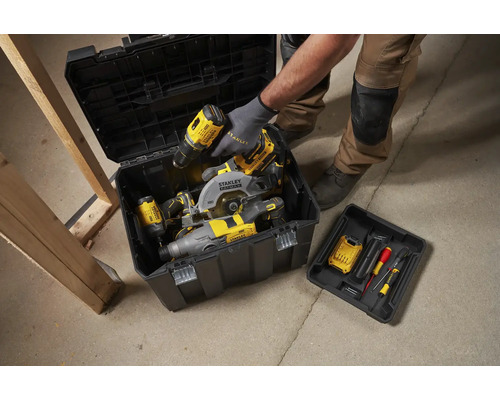 Otevřený černý box na nářadí s různým nářadím a příslušenstvím