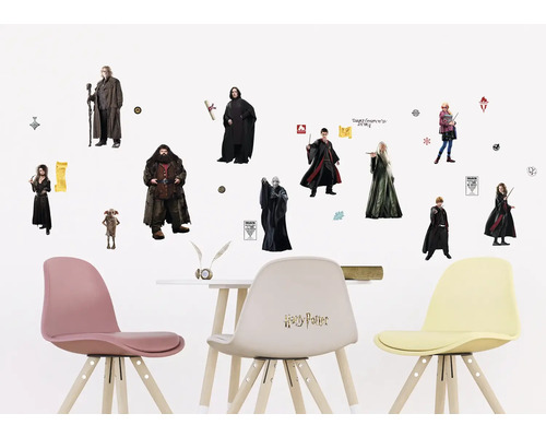 Nástěnná dekorace s postavičkami Harryho Pottera nad stolem se třemi židlemi