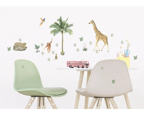 Nástěnná dekorace s motivy džungle v dětském pokoji se stolem a židlemi.