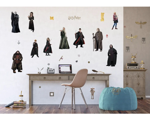 Pokojové dekorace s nástěnnými samolepkami Harryho Pottera na zdi nad psacím stolem.