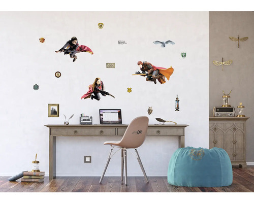 Nástěnná dekorace s motivy Harryho Pottera v pracovně se stolem, židlí a sedacím vakem