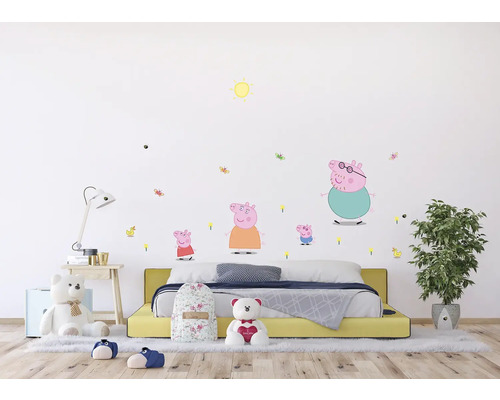 Dětský pokoj s nástěnnou samolepkou prasátko Peppa rodina nad žlutou postelí.