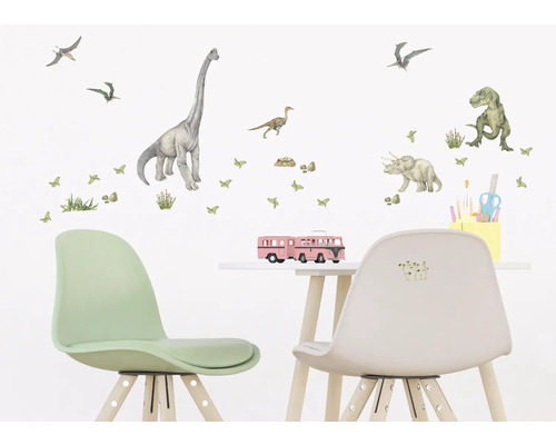 Dětský pokoj s dinosauřími samolepkami na zdi, stolem a židlemi