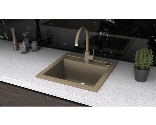 Kuchyňský dřez s baterií na pracovní desce