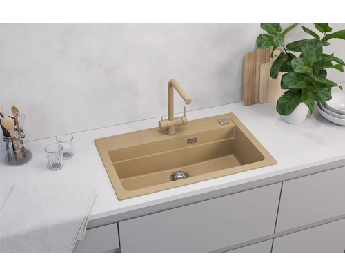 Dřez s baterií ve světlé kuchyni.