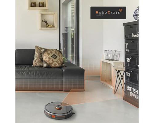 Robotický vysavač v obývacím pokoji s pohovkou a skříní