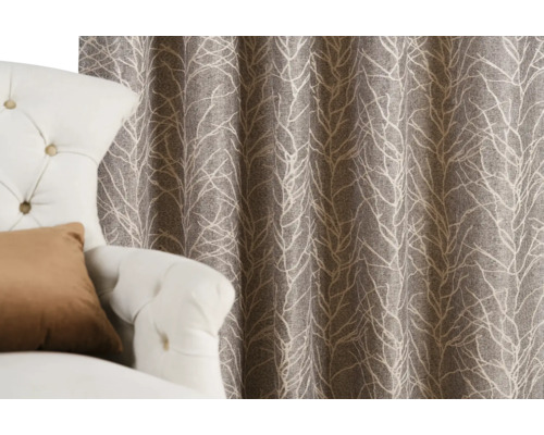 Ozdobné šály s abstraktním motivem větví vedle křesla