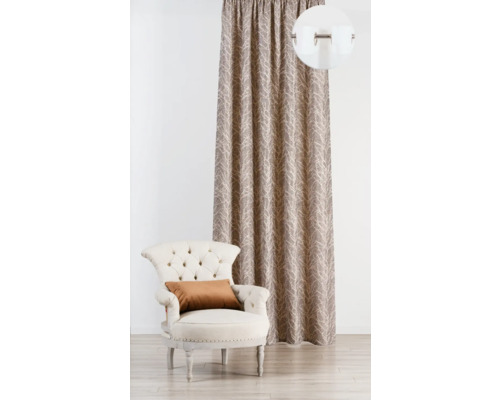 Dekorativní šály se vzorem vedle křesla