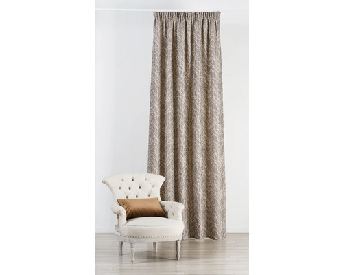 Dekorativní obývací prostředí s křeslem a závěsem