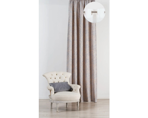 Dekorativní interiér s křeslem a závěsem s řasící stuhou